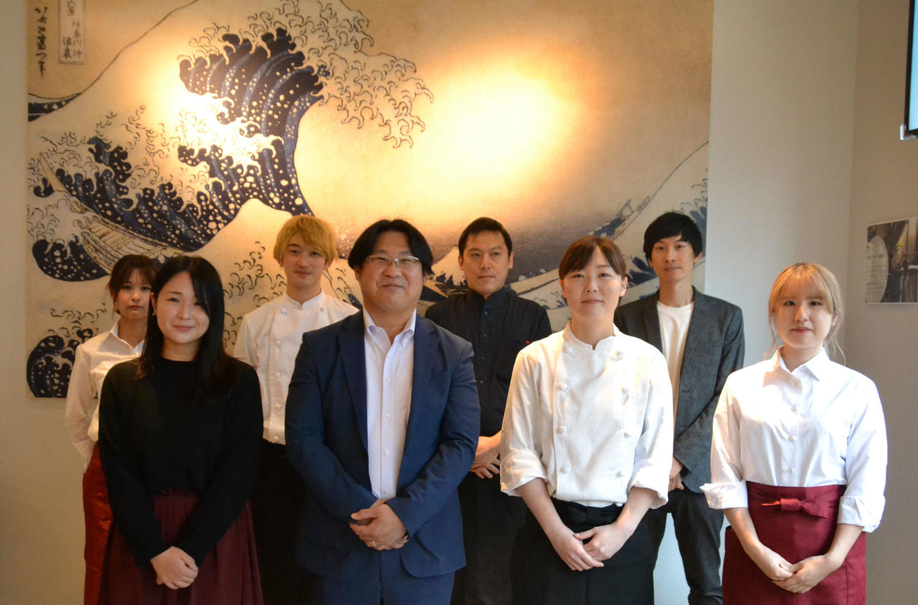 北斎麦酒工房の皆さん（前列左から2人目が中井社長）。キャンペーンでお客様をお待ちしている