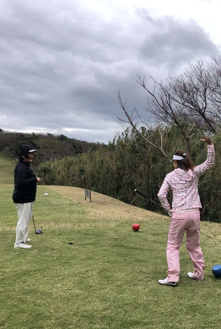 菰田プロ（右）がスイングの基本をレッスン