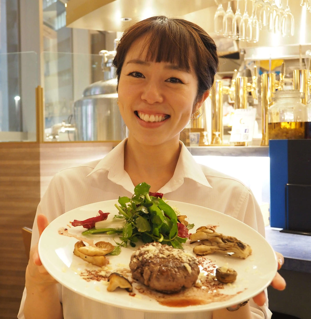 自慢の「ステーク・アッシェ」を手にするスタッフの瀬尾千春さん