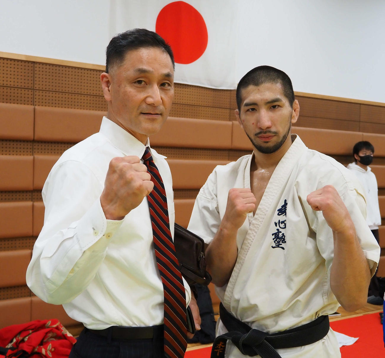 加藤武心塾塾長（左）と大会初優勝した木下
