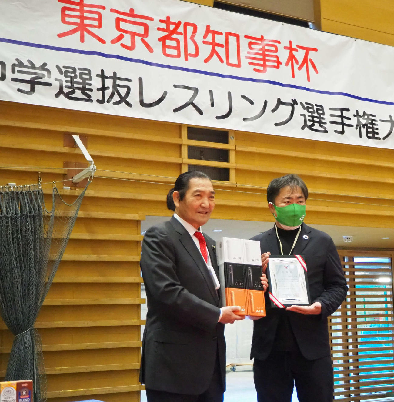都協会松浪会長（左）からカルテック落合平八郎広報担当に感謝盾が手渡された