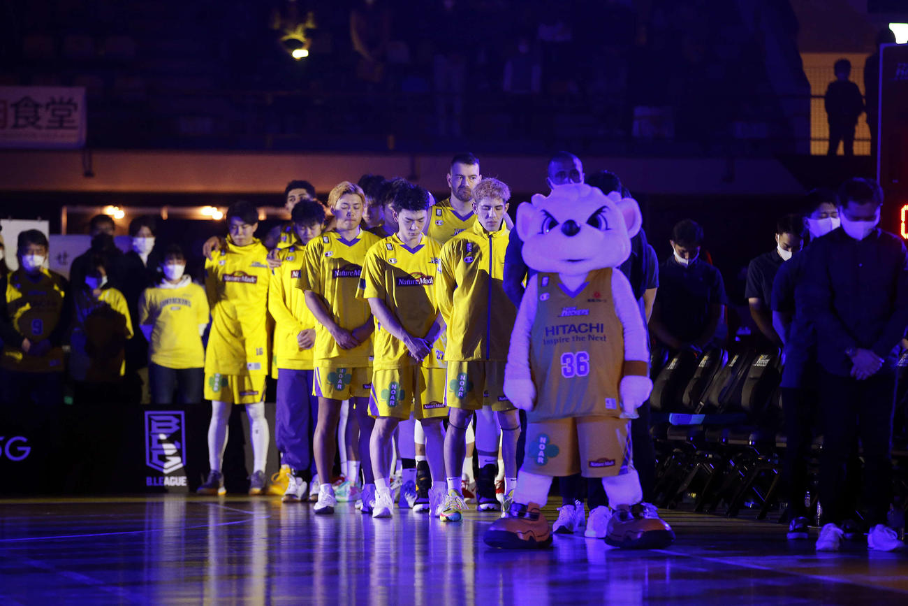 黙とうするSR渋谷の選手・スタッフ（©B.LEAGUE）
