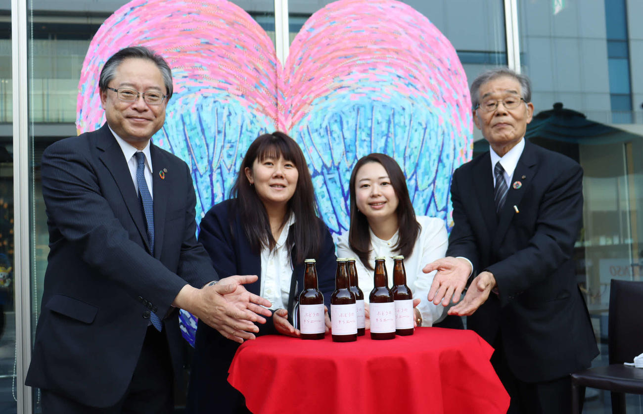 ビール「ぶどうのそらエール」を披露する城南信金の川本理事長、大屋社長。四家マネジャー、ひまわり信金の台理事長