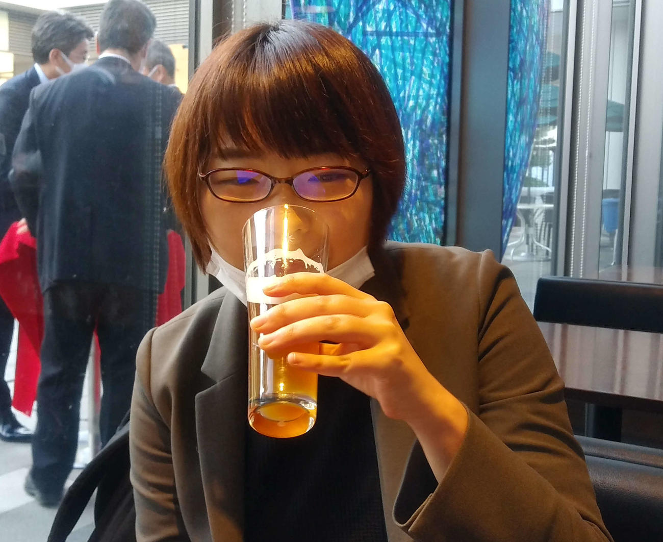 試飲する20代女性