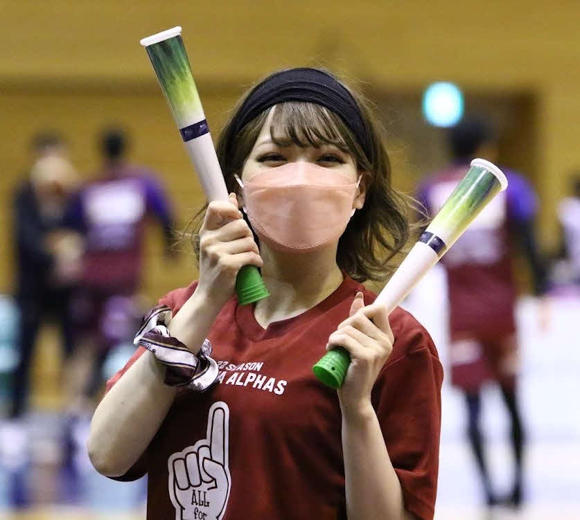 ネギばんばんを持って応援するアルファヴィーナス（越谷アルファーズ提供）
