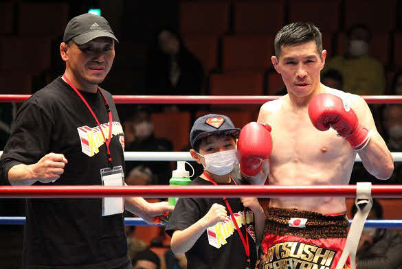 7年ぶりKO勝ちの笹谷（右）。左からセコンドの三崎さんと謙心君