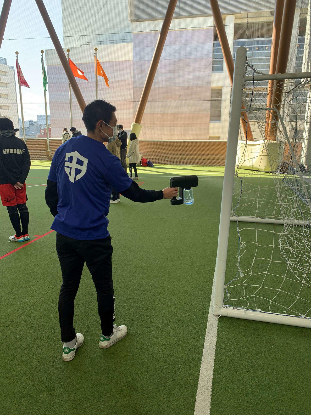 サッカーゴールを消毒