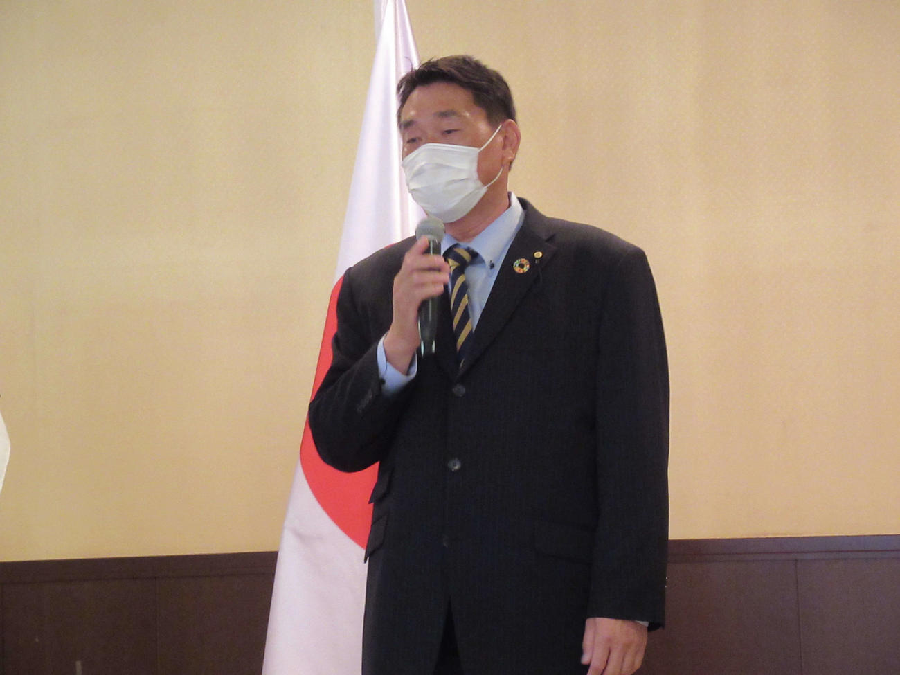 贈呈式であいさつする広澤理事長