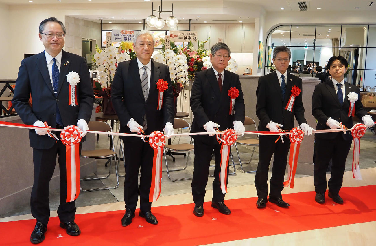 テープカットする（左から）川本理事長、星野社長、伊藤理事長、松永正己城南フーズ社長、越智義和・城南信金元住吉支店長