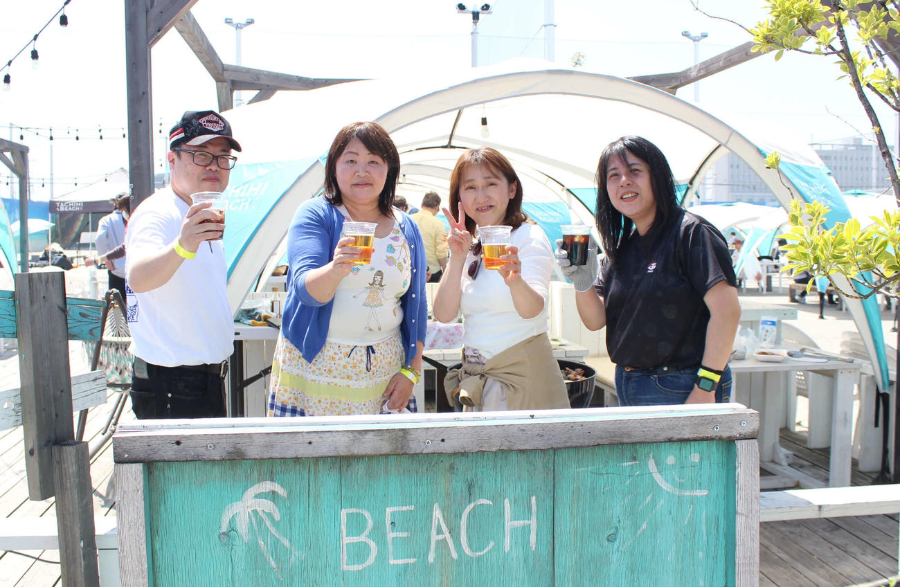 タチヒビーチでBBQを楽しむ右から山田美雪さん、樋田新子さん、市野京子さん、田中清司さん