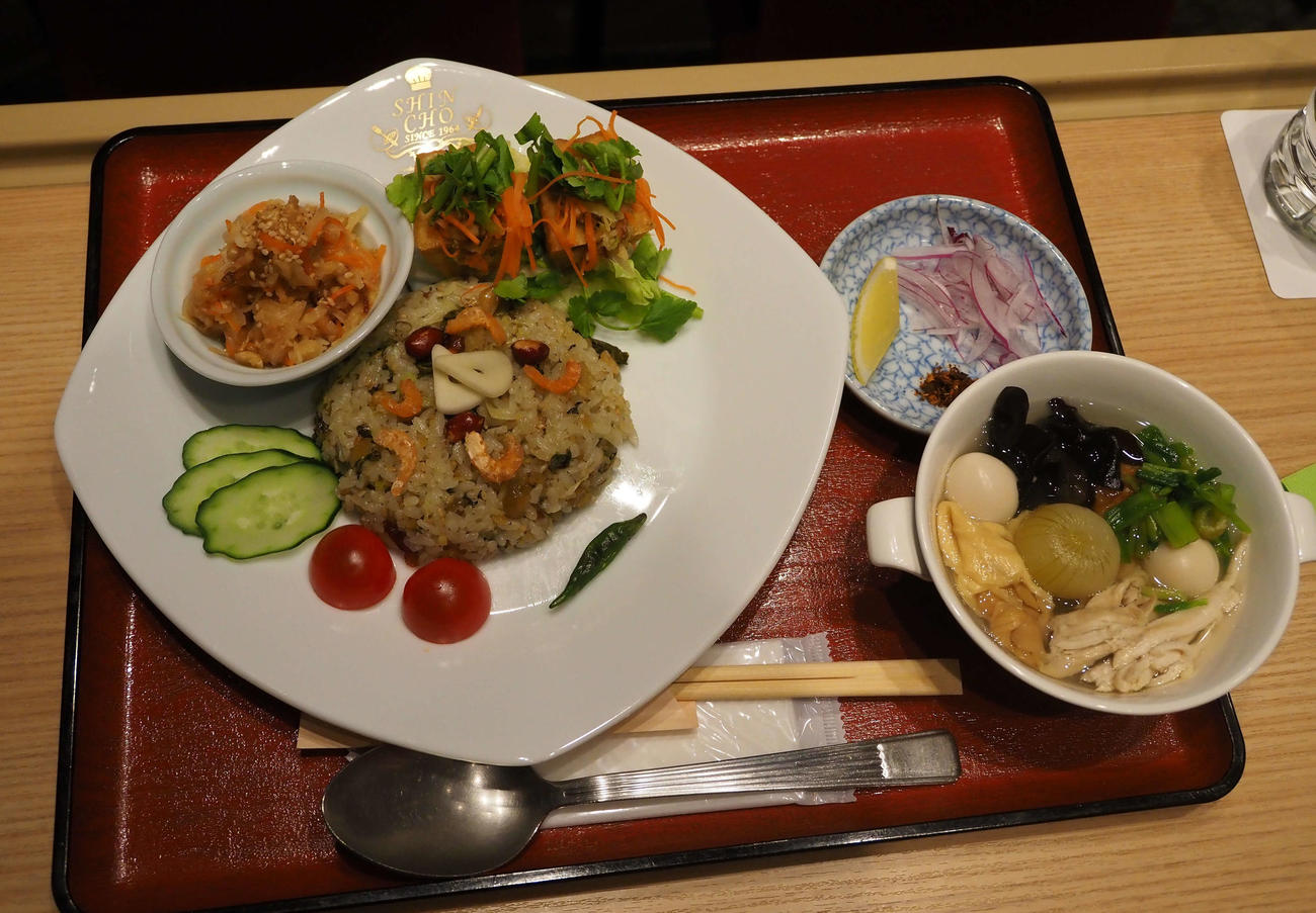 ミャンマー料理の品々。左皿の中央がラパタメン