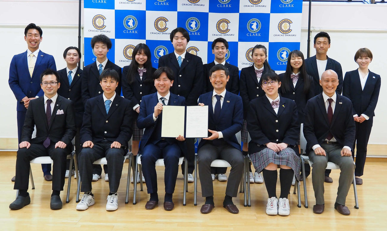 前列左から3人目から大塚学園長、丸山社長ら関係者と生徒たち