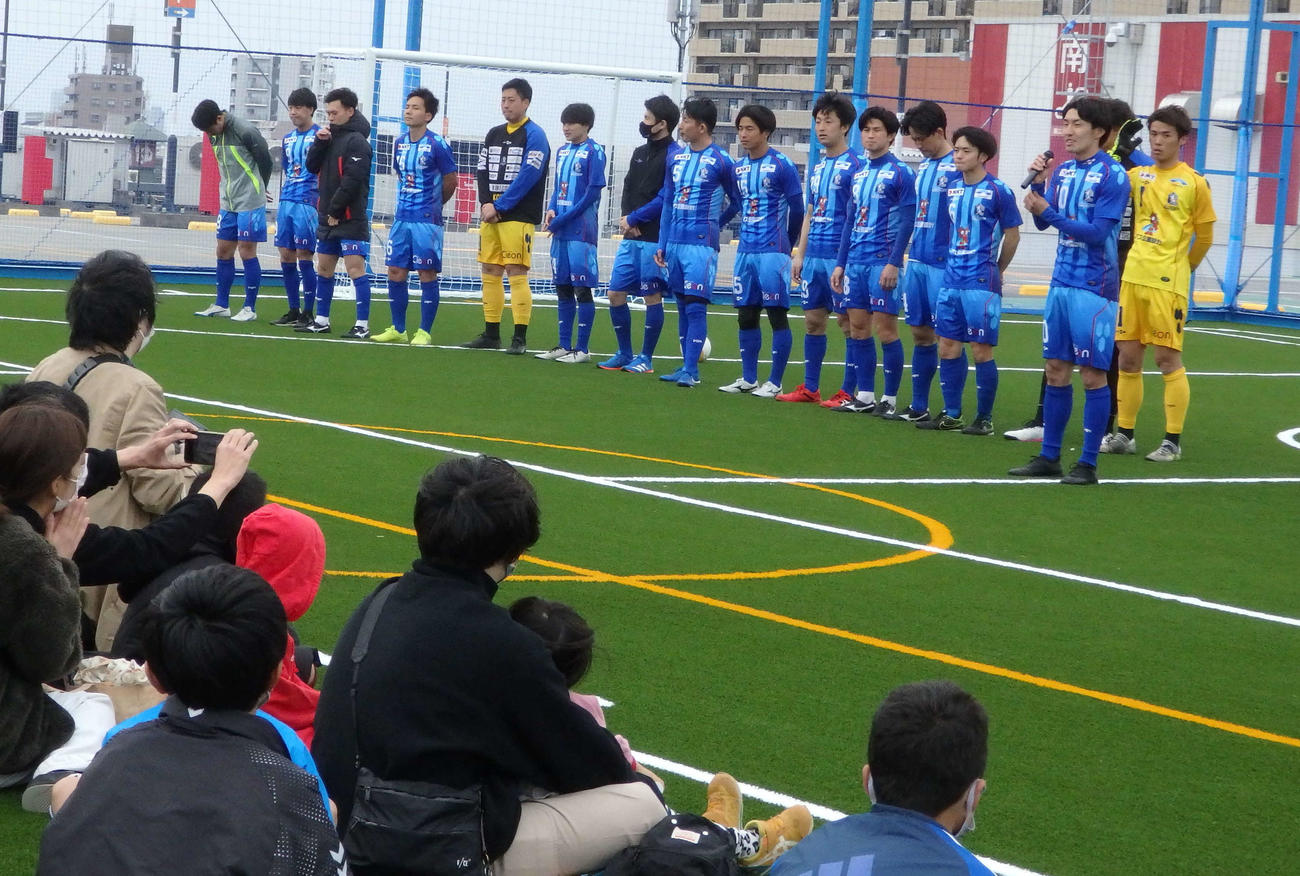 完成した「アヴェントゥーラ川口　KawakinPark」であいさつする選手たち