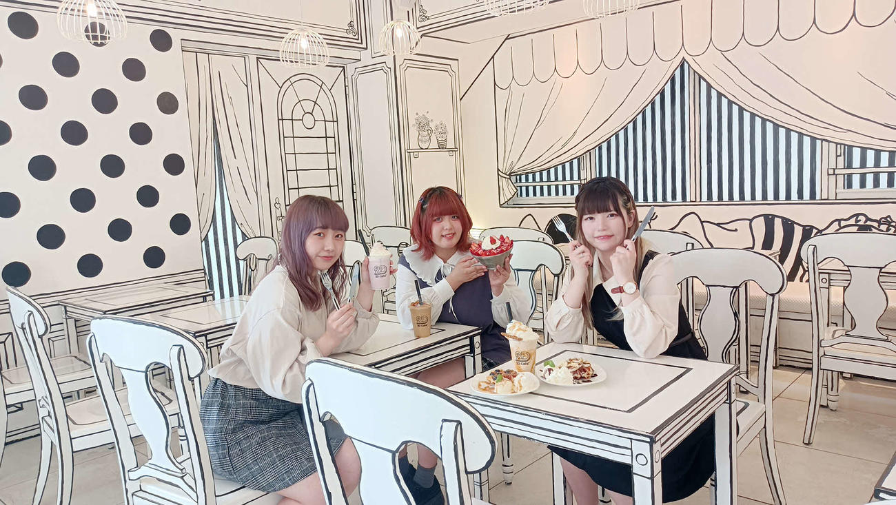 2D Cafeを訪れた左から只野、こえだぽんぬ、猫田