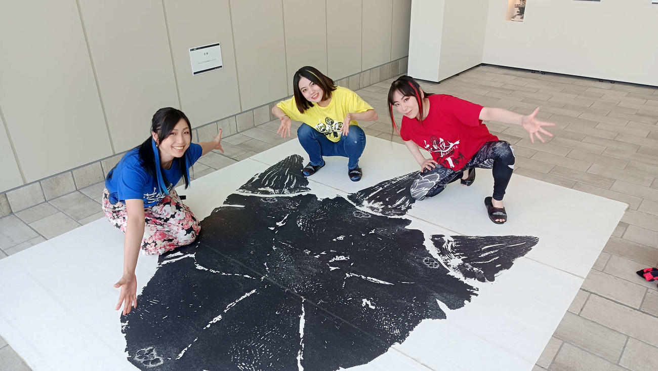 ゴジラの足跡に驚く左から阿川、山田、安川