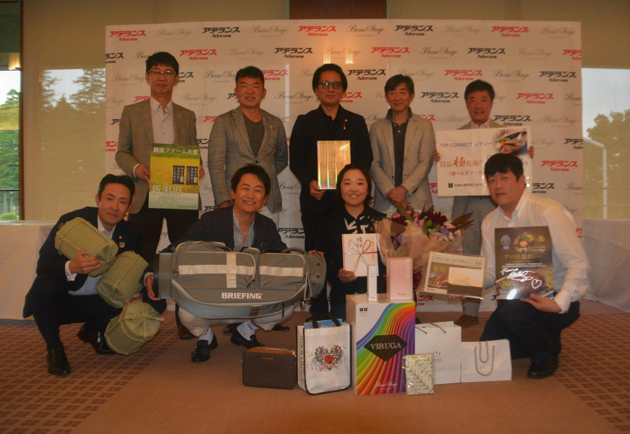 優勝した小林芽以（前列左から3人目）を祝福する内田CEO（同2人目）ら主催、協賛各社の幹部
