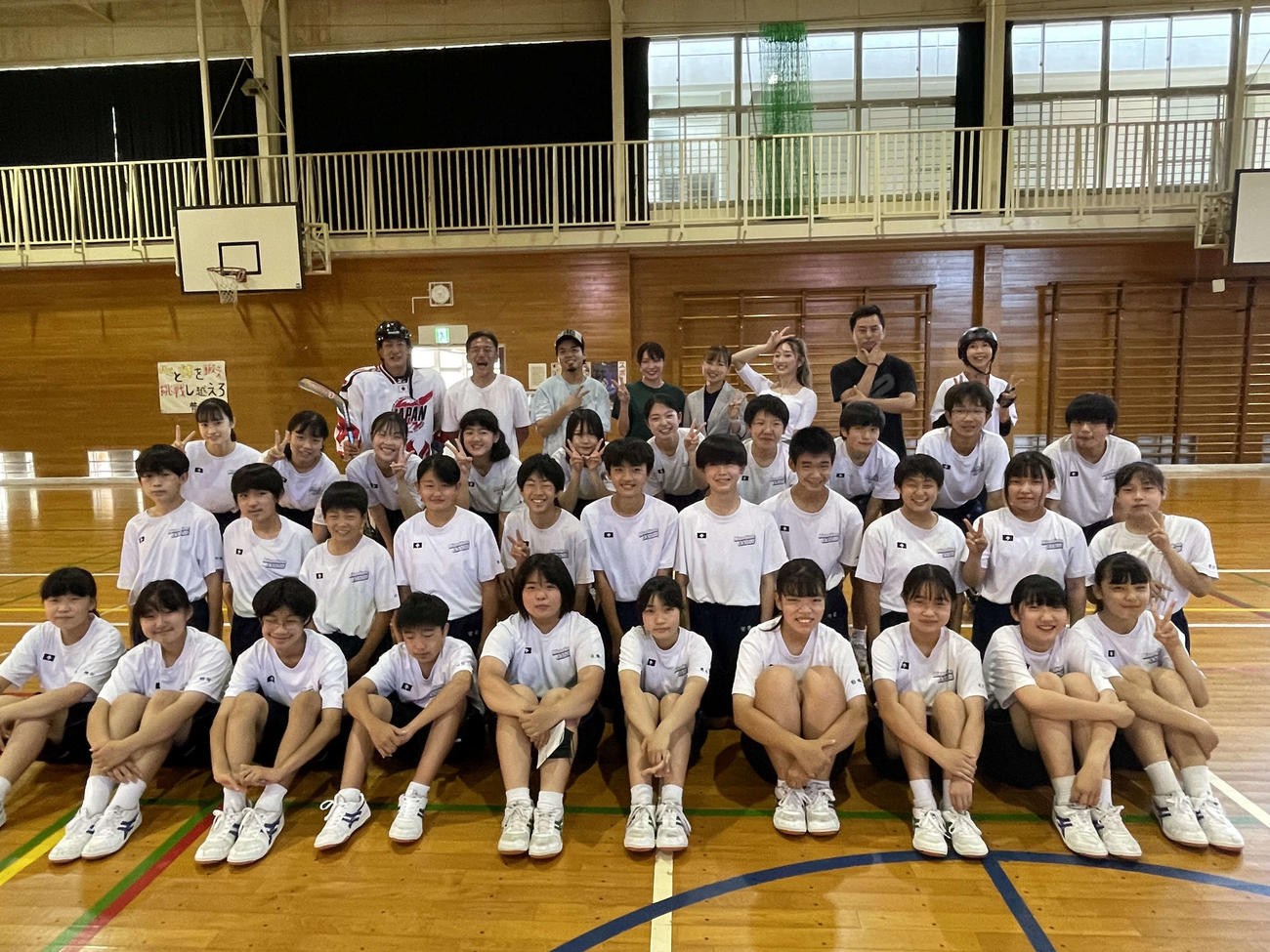 イベントに参加した生徒と講師。後列左が馬場校長