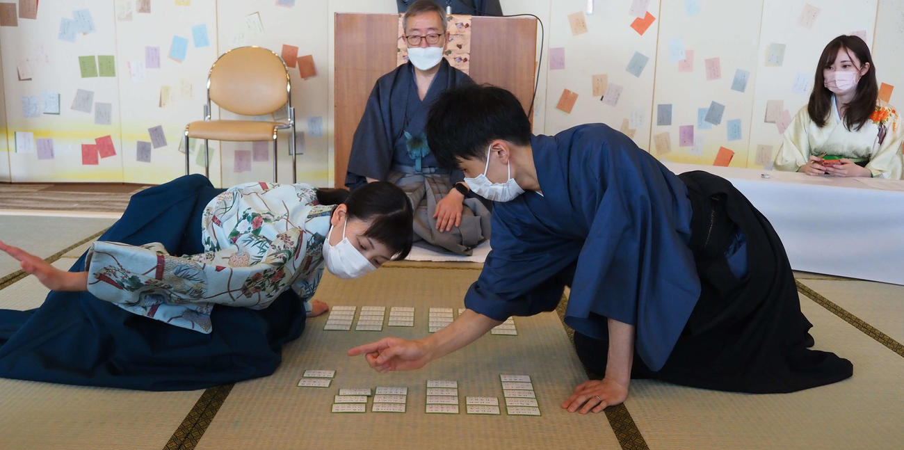 競技かるた大会に出た川瀬名人（右）と山添クイーン