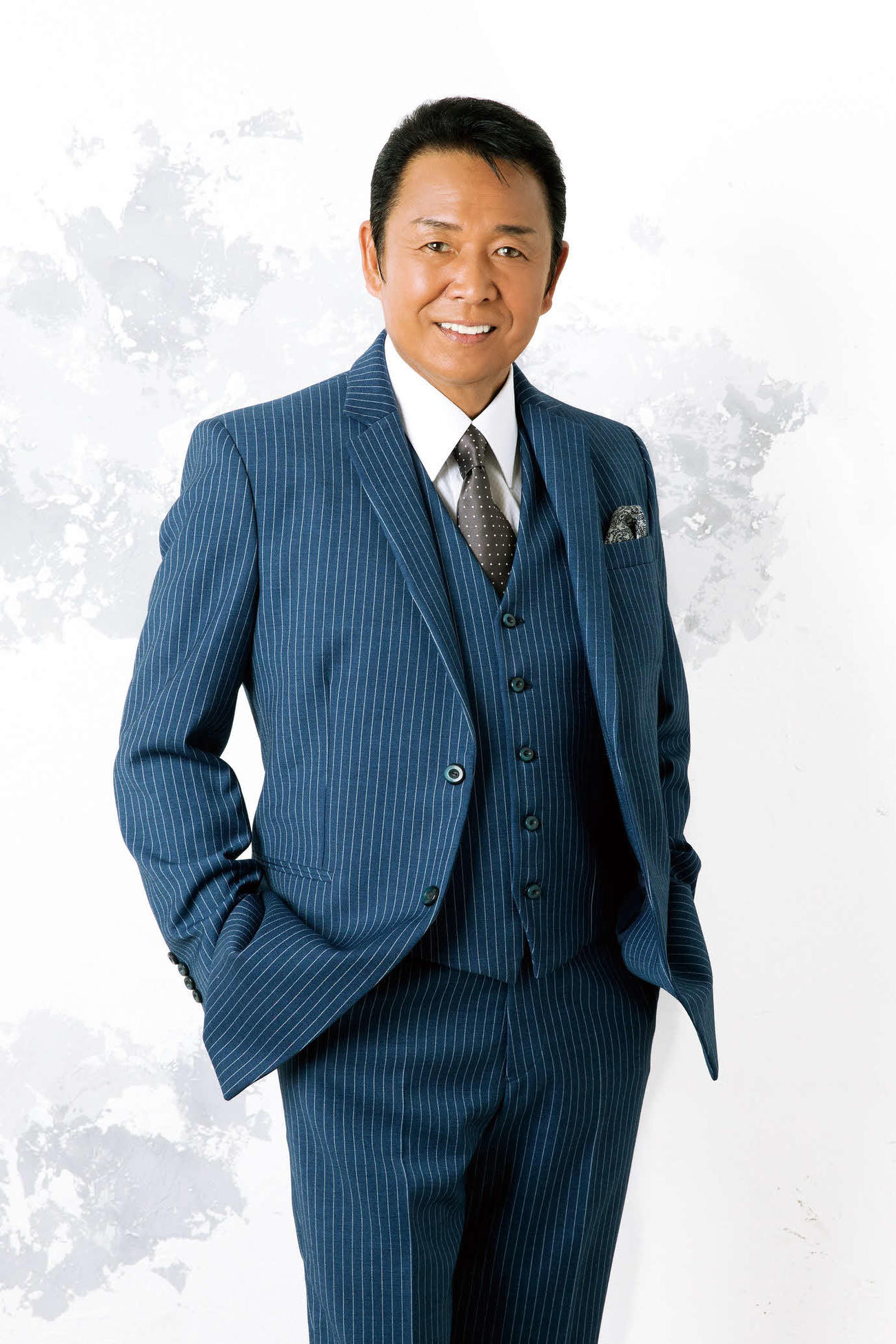 大井競馬場のステージに登場する山本譲二