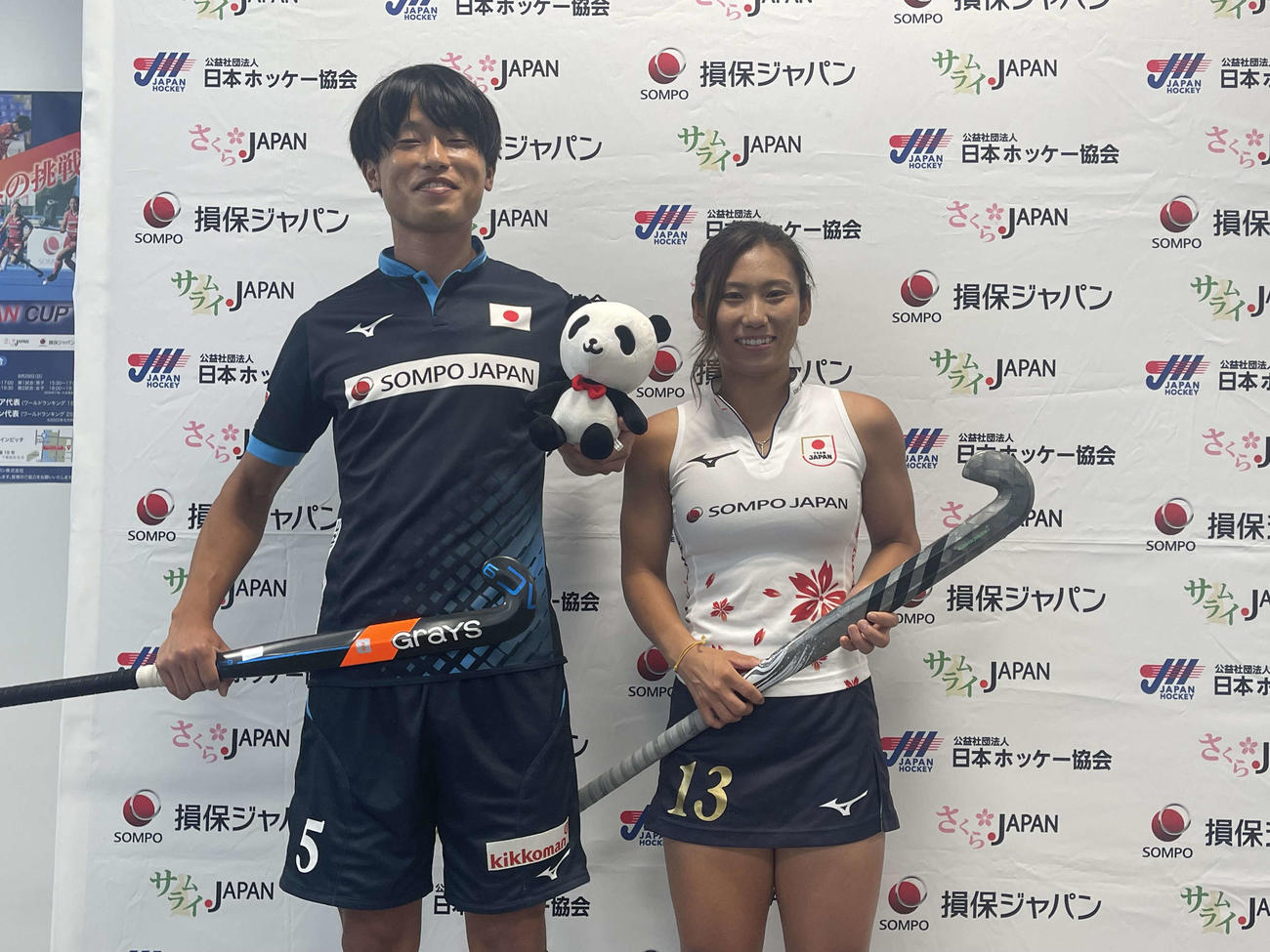 JAPAN－DAを手にする田中（左）と永井