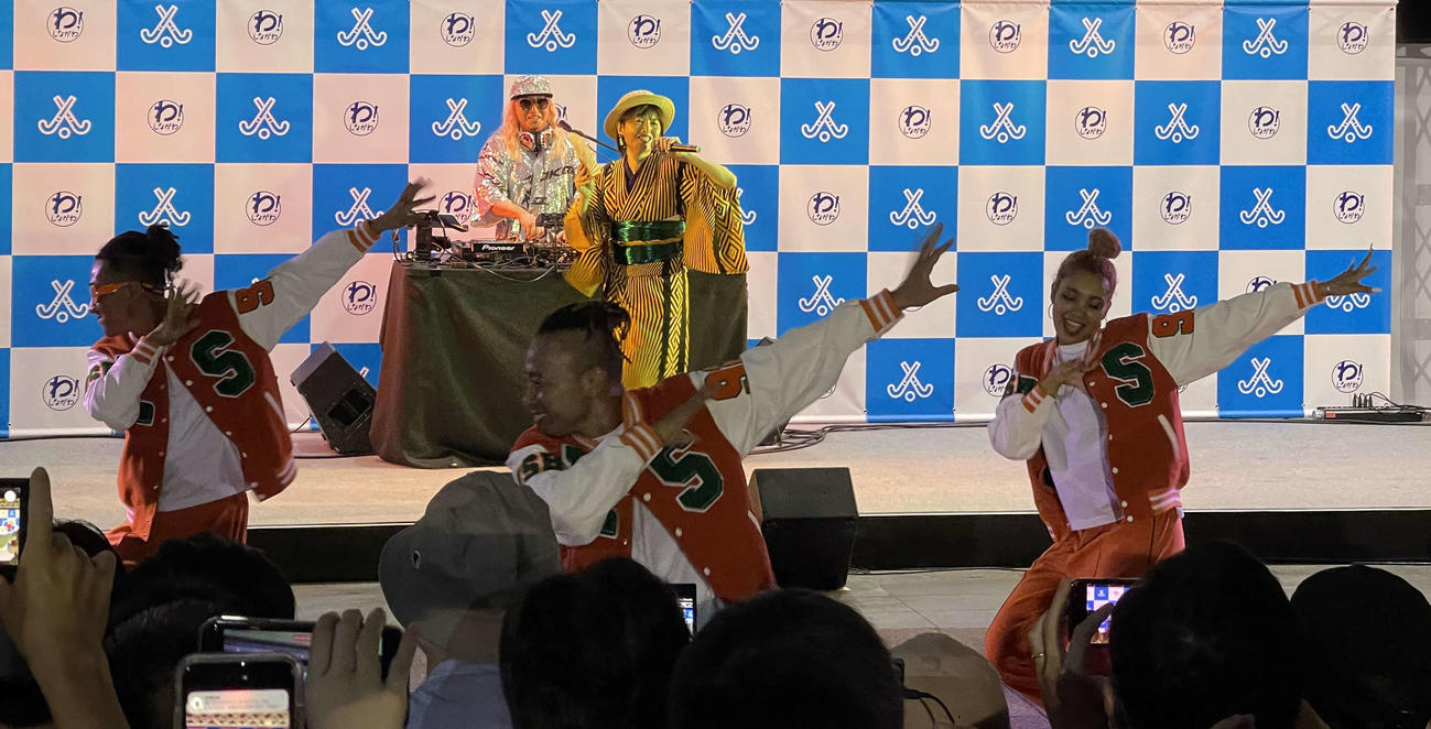 後列左からDJ KOOと荻野目のコラボにセガサミールクスが飛び入り共演