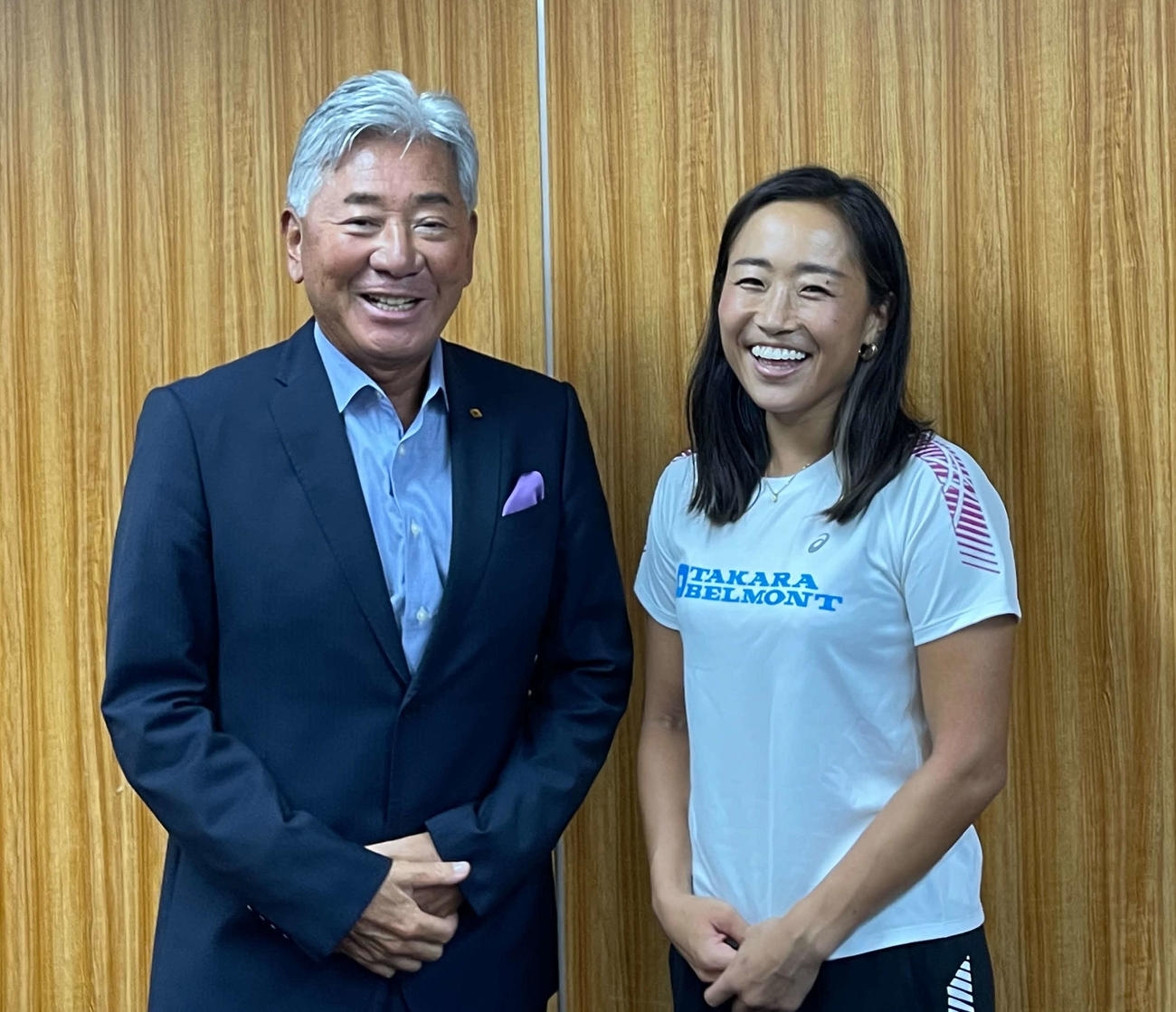 吉川会長兼社長（左）に期限付き移籍を報告した及川