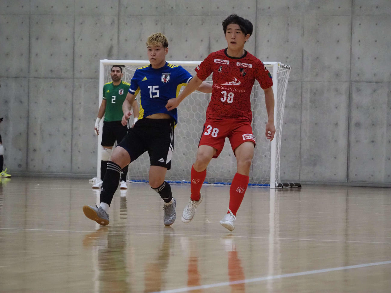 浦安所属の石田（左）と柴山がトレーニングマッチで対戦