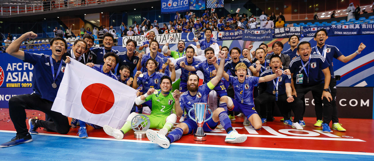 優勝したフットサル日本代表のメンバーたち　©AFC
