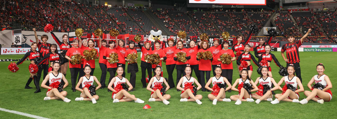 コンサドールズ（前列）と記念撮影する月下美人メンバー©2022　CONSADOLE