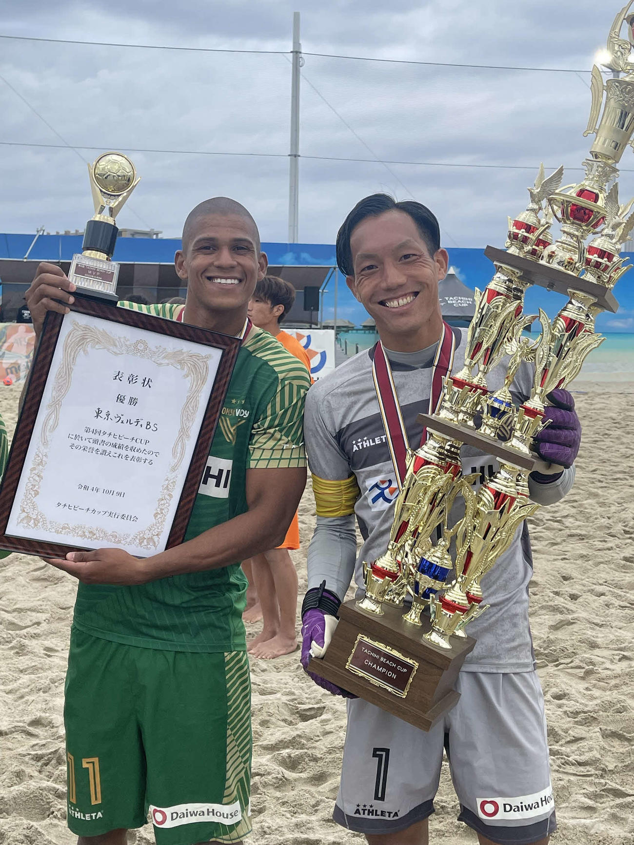 MVPとなったマテウス（左）とグローブ賞のGK河合