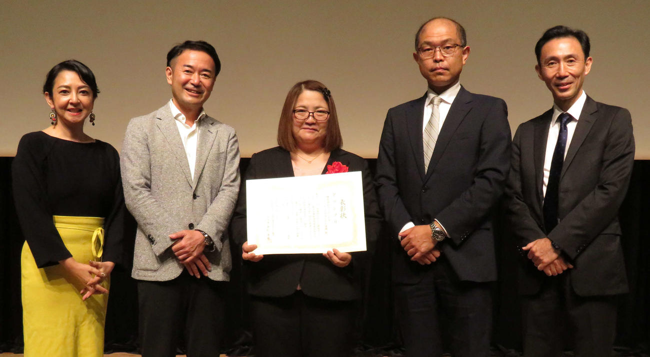 左から司会の町亞聖アナウンサー、全国介護付きホーム協会中村健太郎理事、ファインケアガーデン清瀬の奥津施設長、同協会の老松代表理事、関口洋一監事