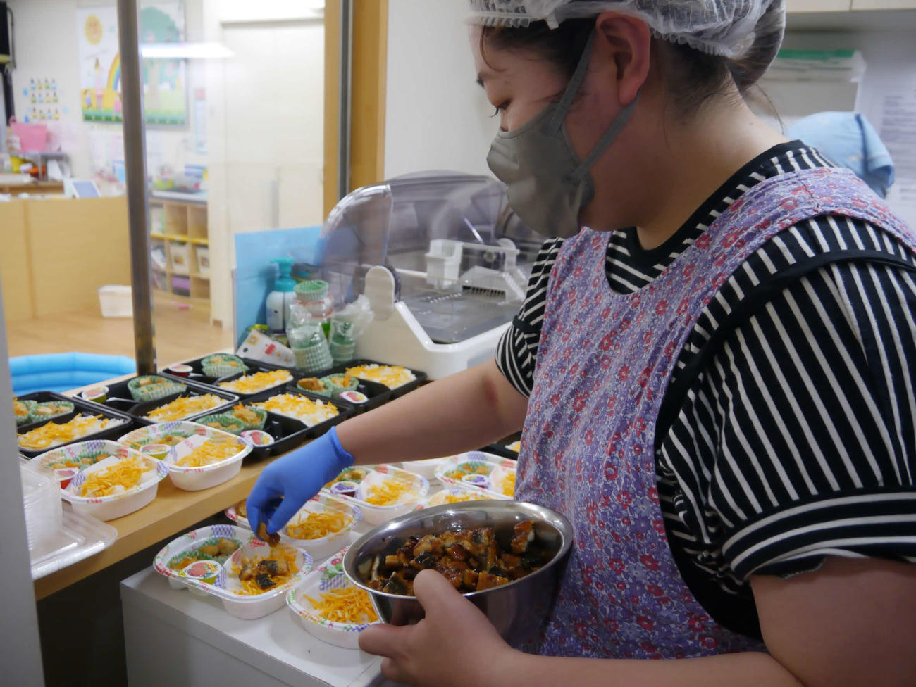 栄養士監修の手作り弁当が届けられる。申し込みはQRから
