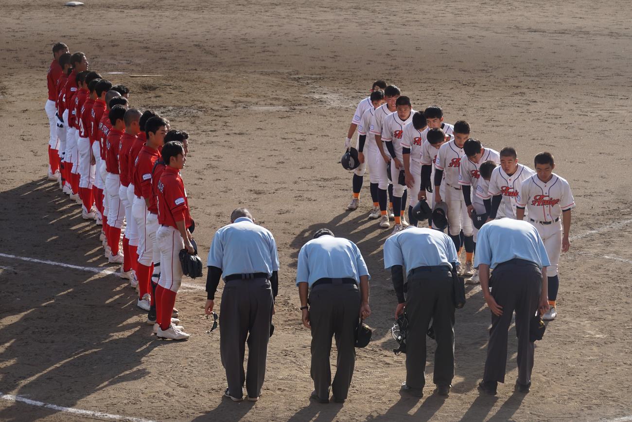 １回戦を快勝して整列した取手ヤング（左）