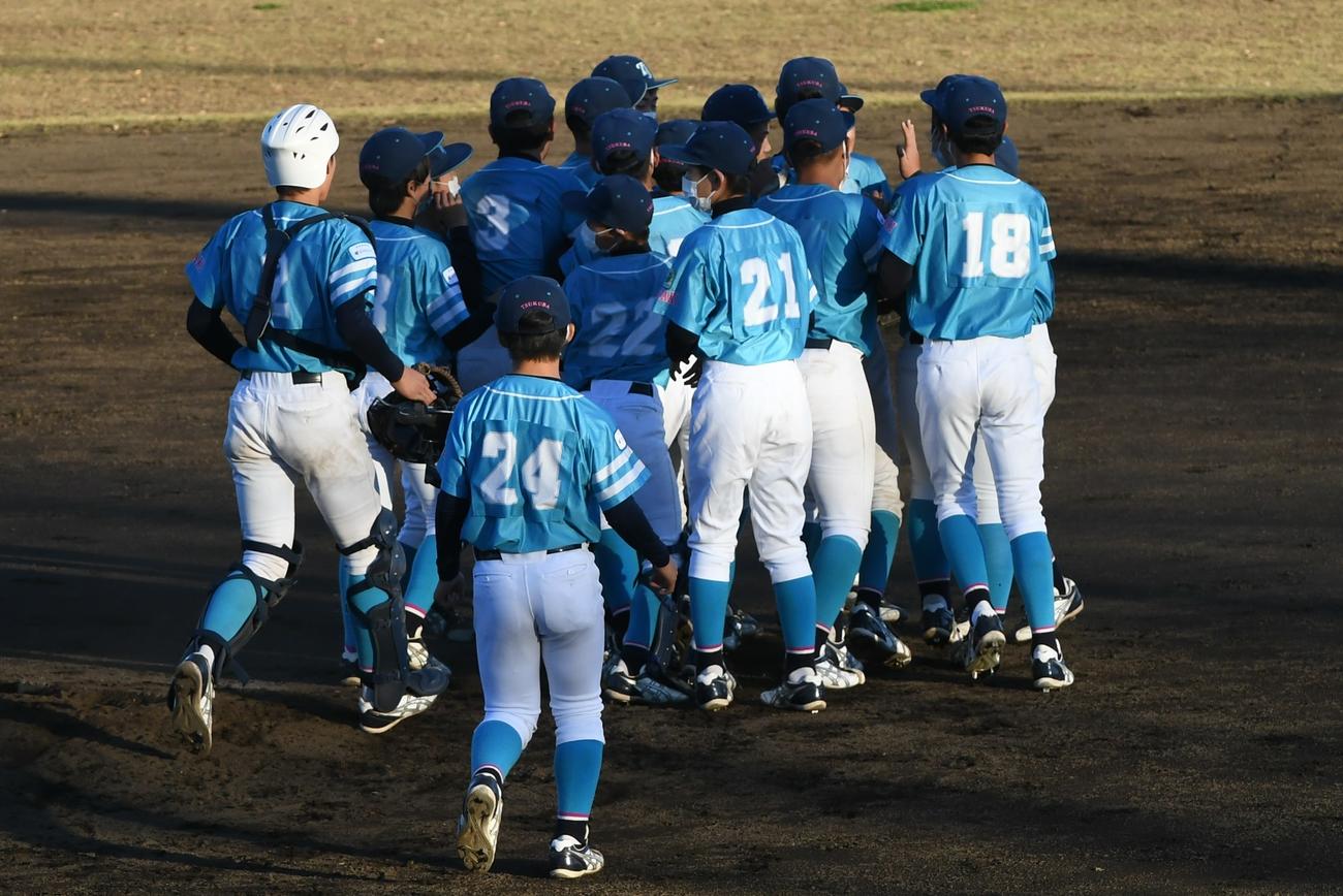 優勝の瞬間、マウンドに集まったつくばヤングＢＣ
