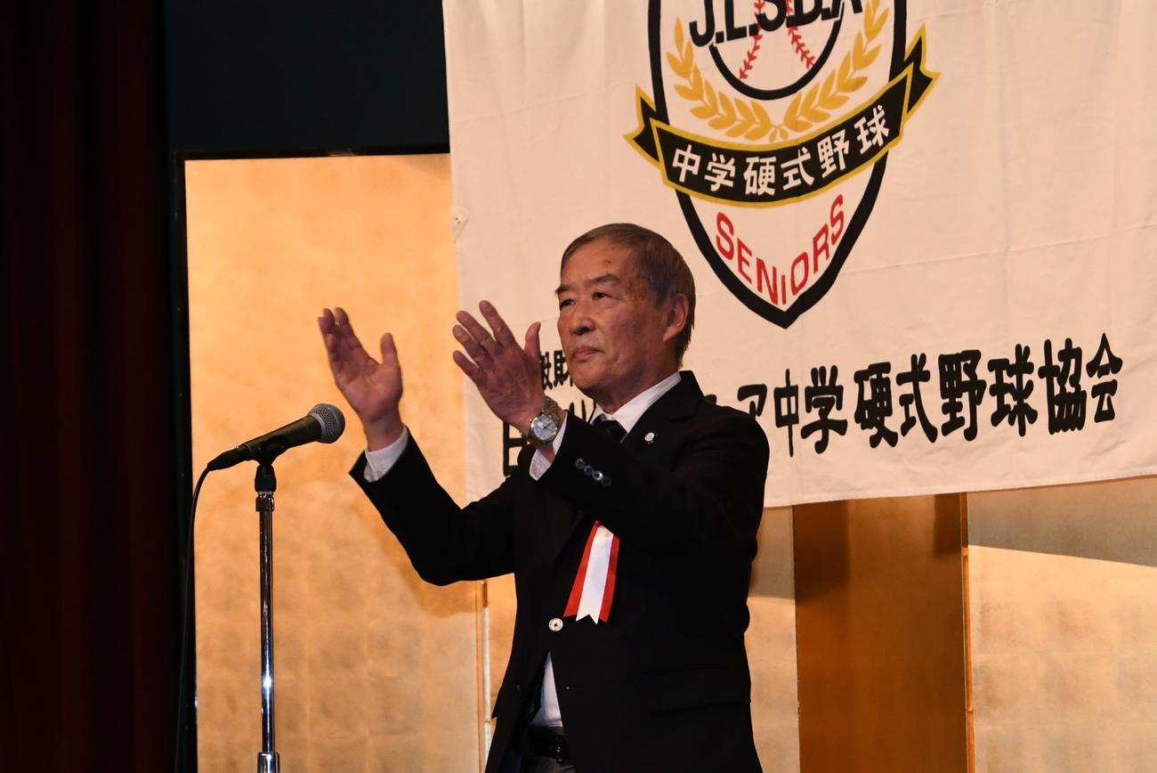 中締めの音頭をとる三木慶造理事長