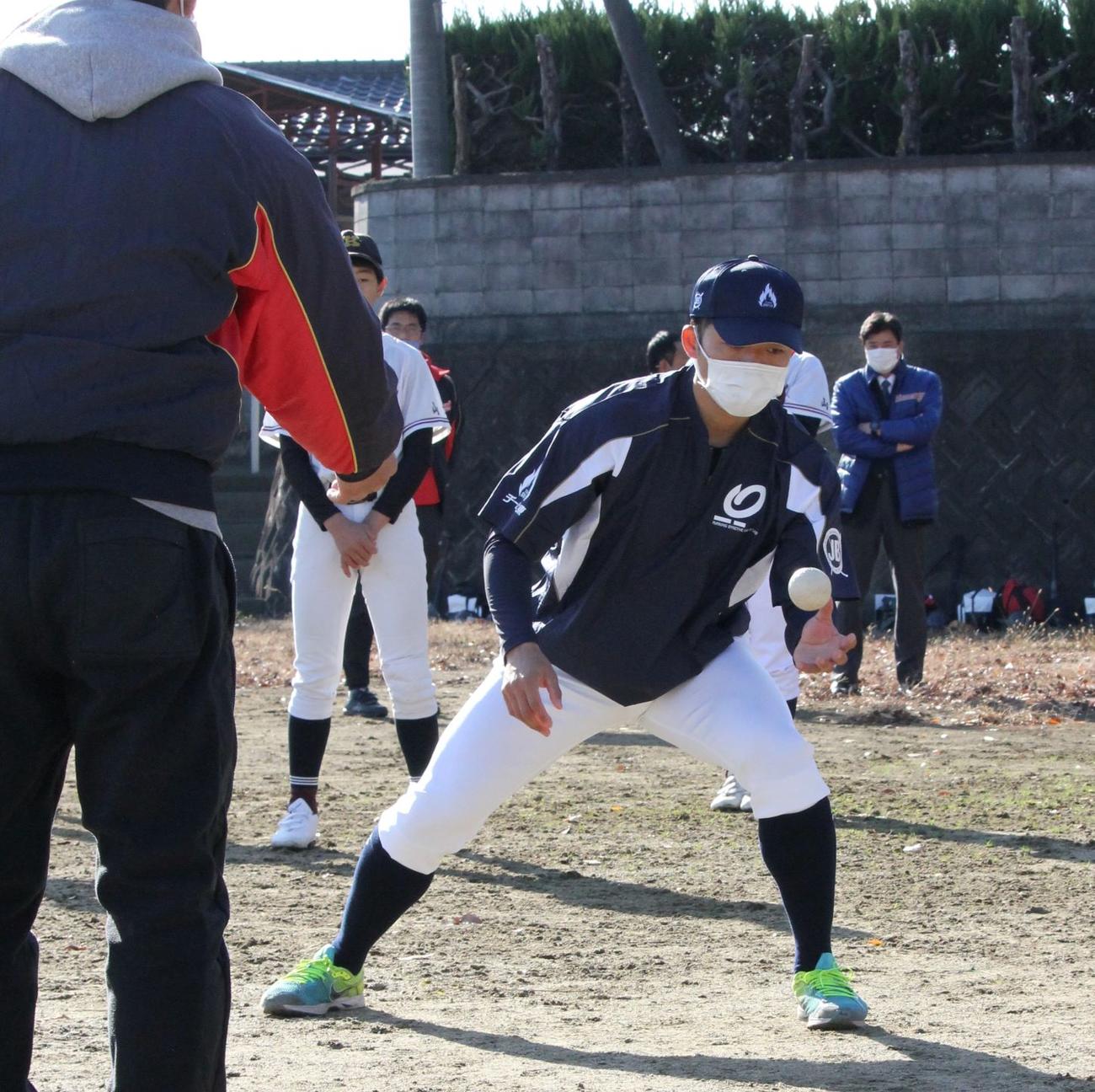 守備練習のドリルを実演する大引さん