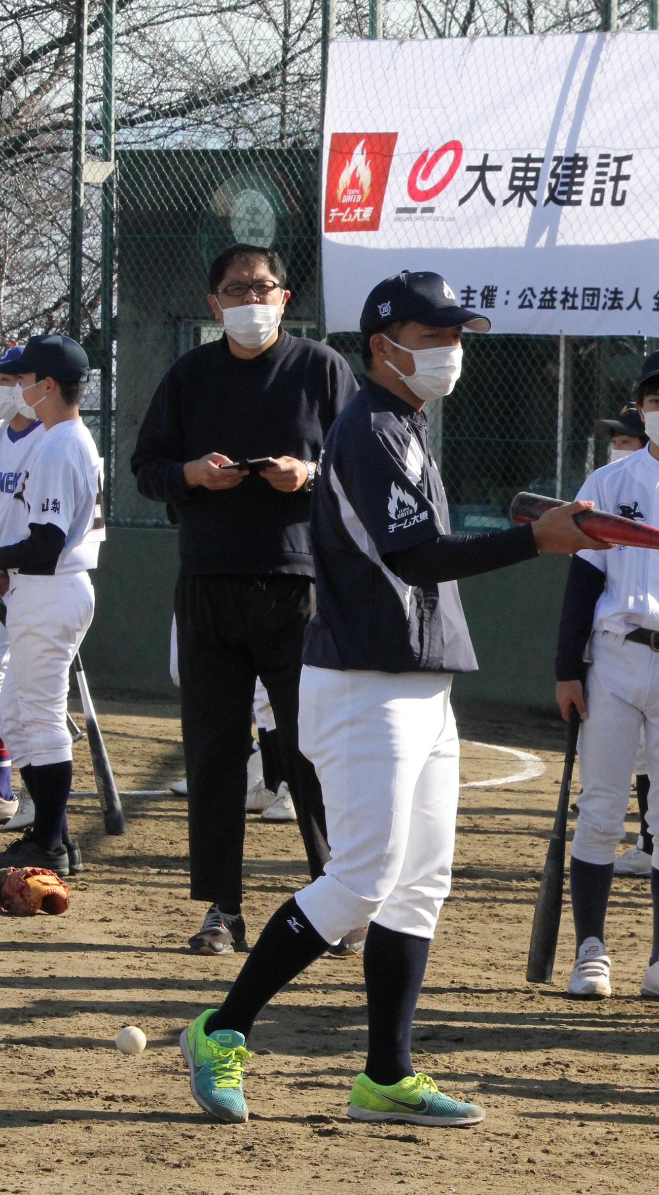 打撃指導をする大引さん