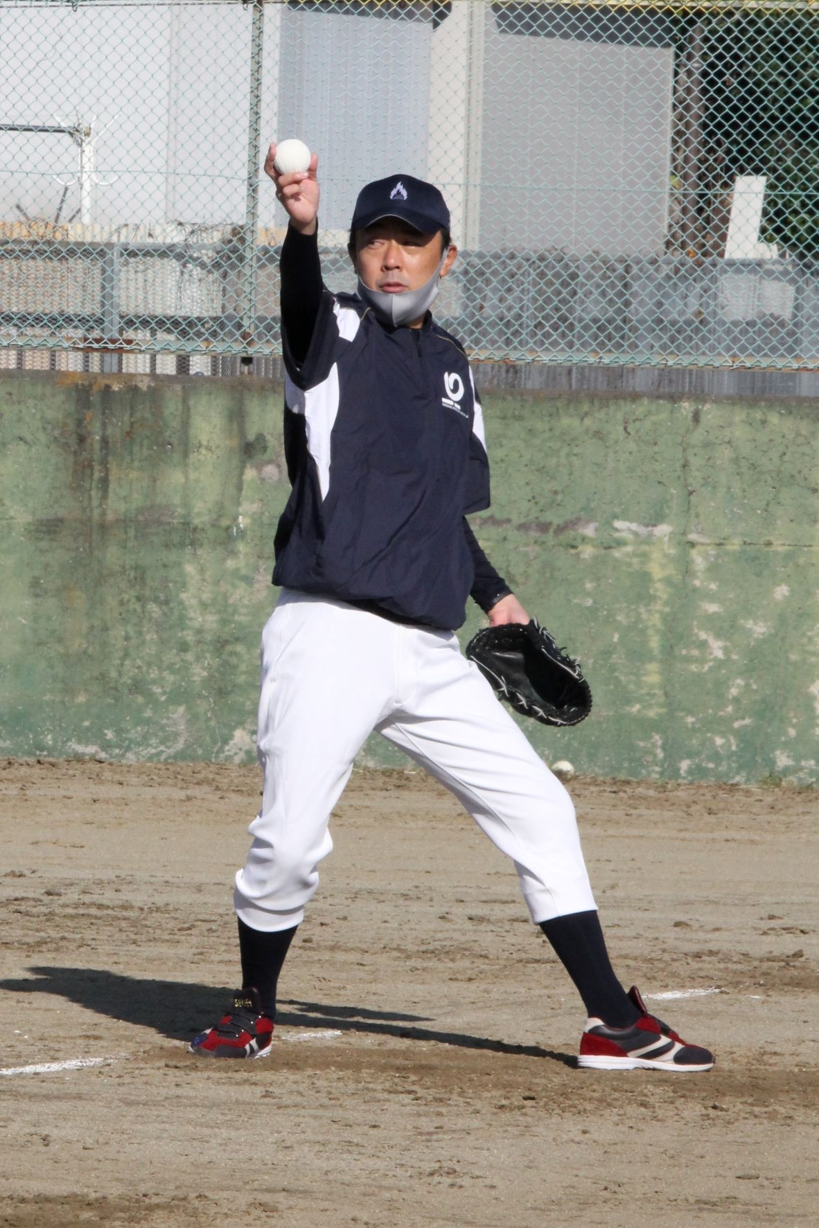 投球を実演する山村さん