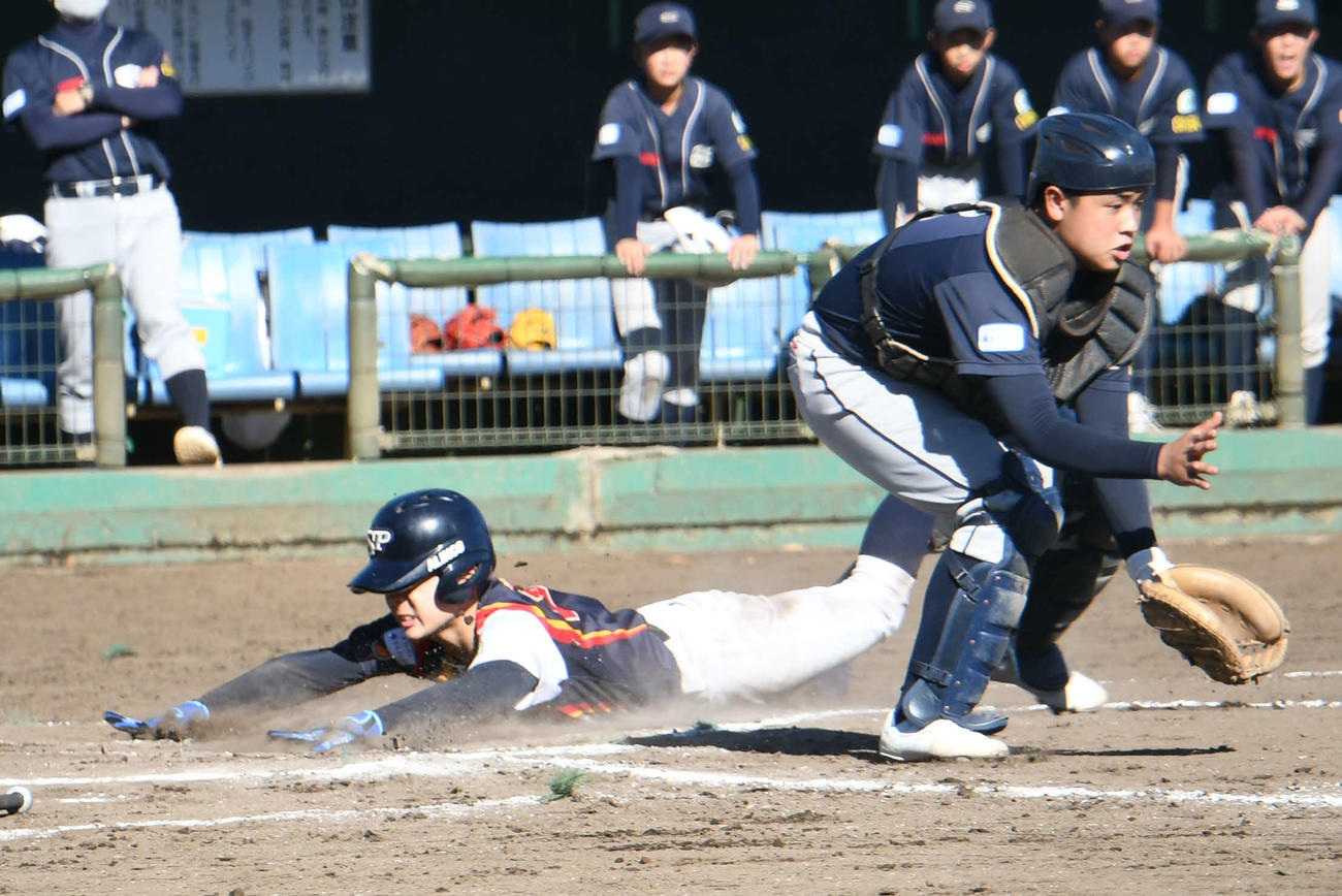 6回裏、埼玉SPの櫻井はヘッドスライディングで生還して、一時は千葉沼南に1点差に迫った