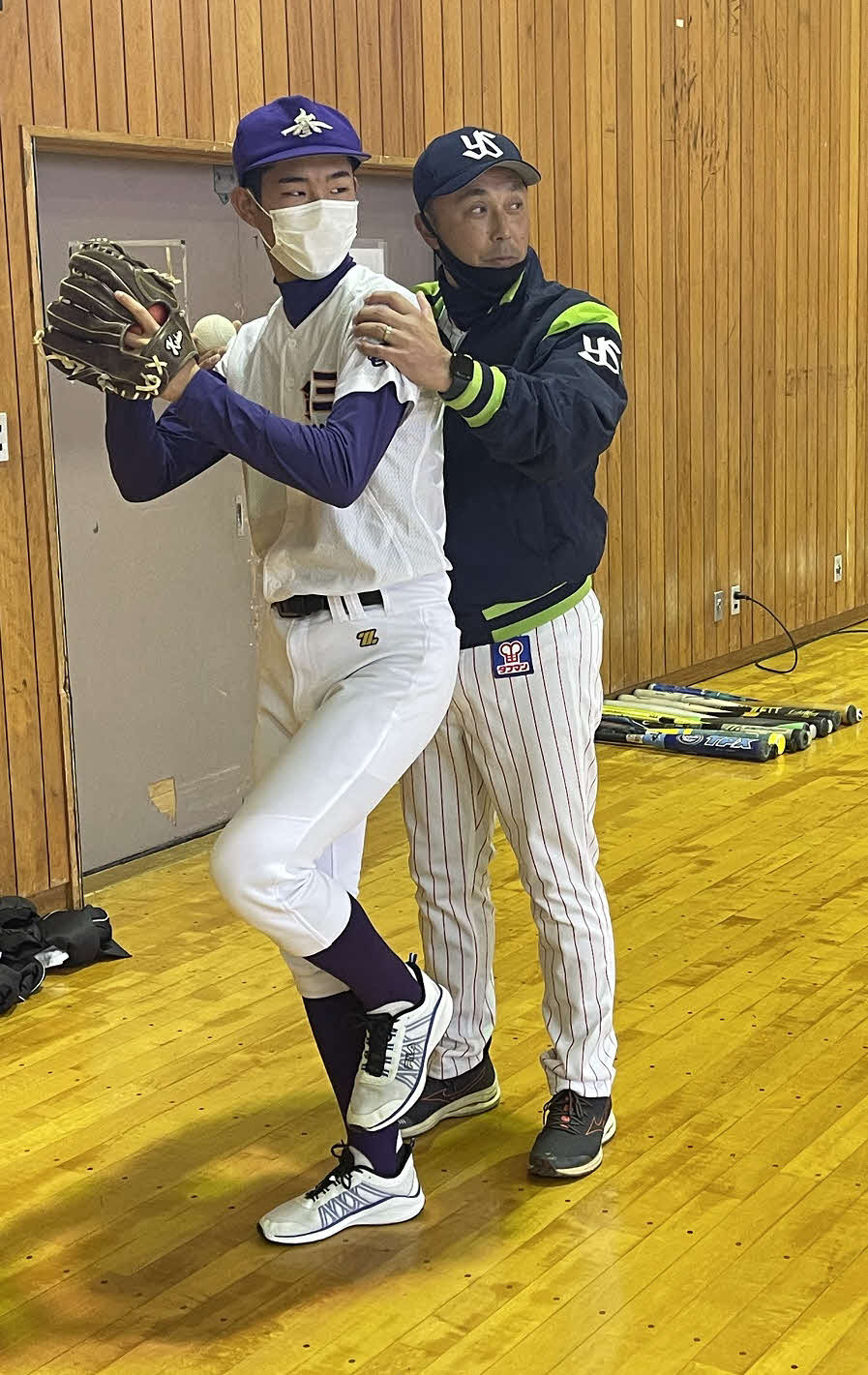 中学生に投げ方を指導する宮本氏