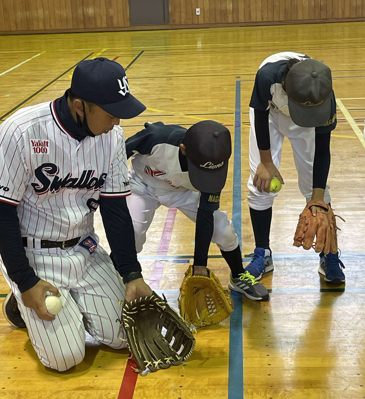 ゴロ捕を指導する宮本氏