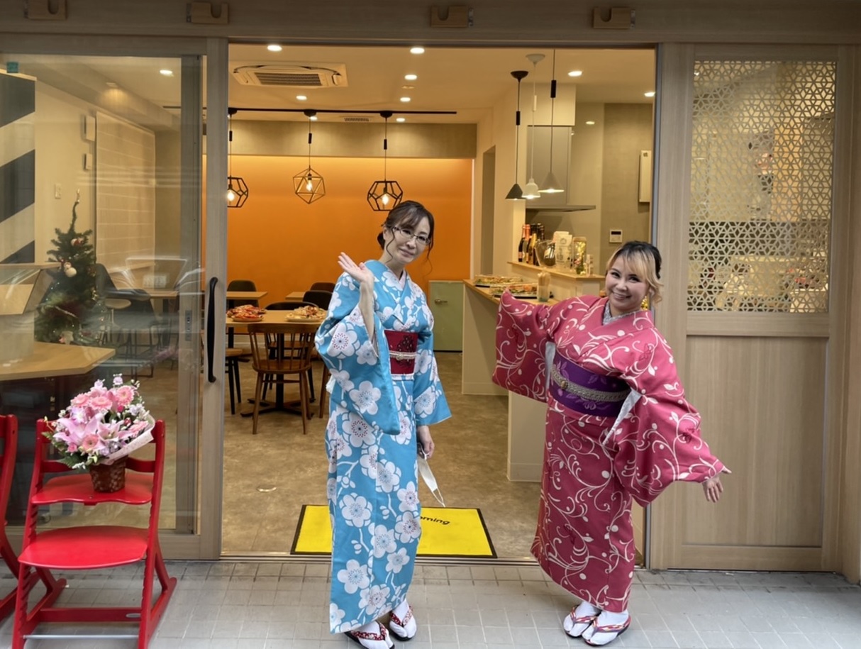 浅草らしく着物で開店日を迎えた浜田ブリトニー（右）とかなつ久美さん