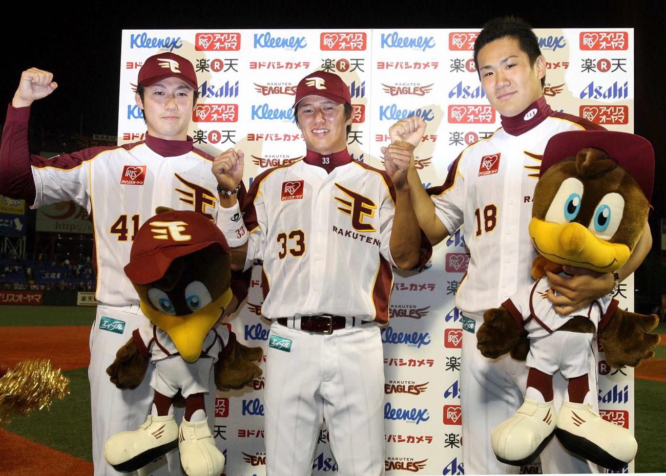 09年６月11日の楽天のヒーローインタビュー。左から青山、平石、田中