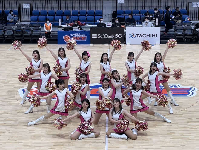 ハイーフタイムに花を添えたチアダンスチームCheerful