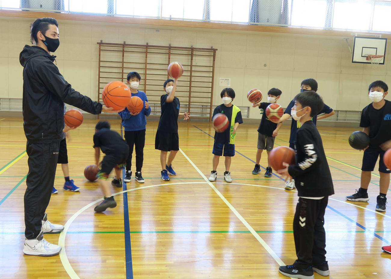 江東区の小学生を指導する東宏輝（左）