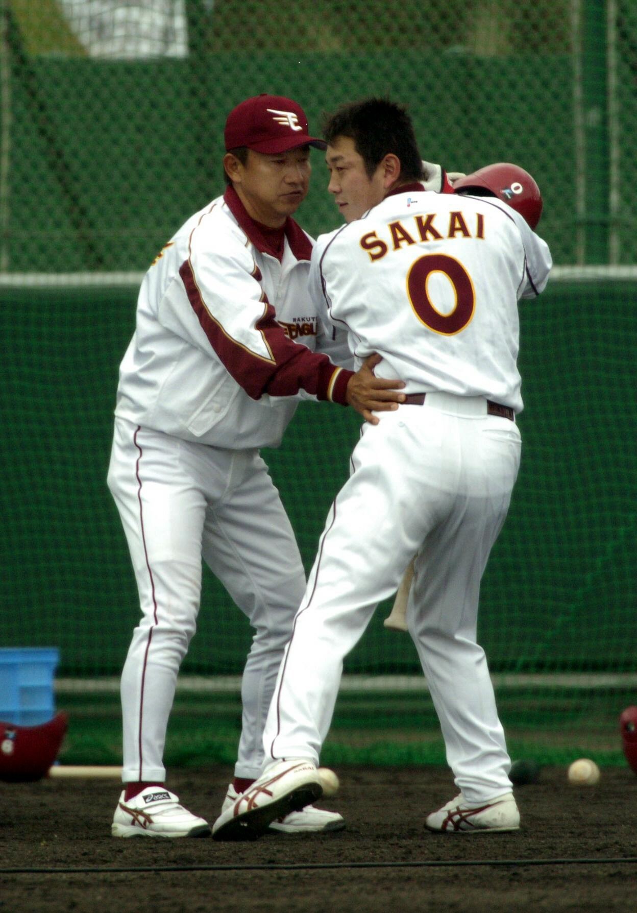 2005年、楽天の久米島キャンプで酒井選手を指導する田尾監督。はずんだボールが最高点で止まって見える瞬間をイメージした、トップの形だった