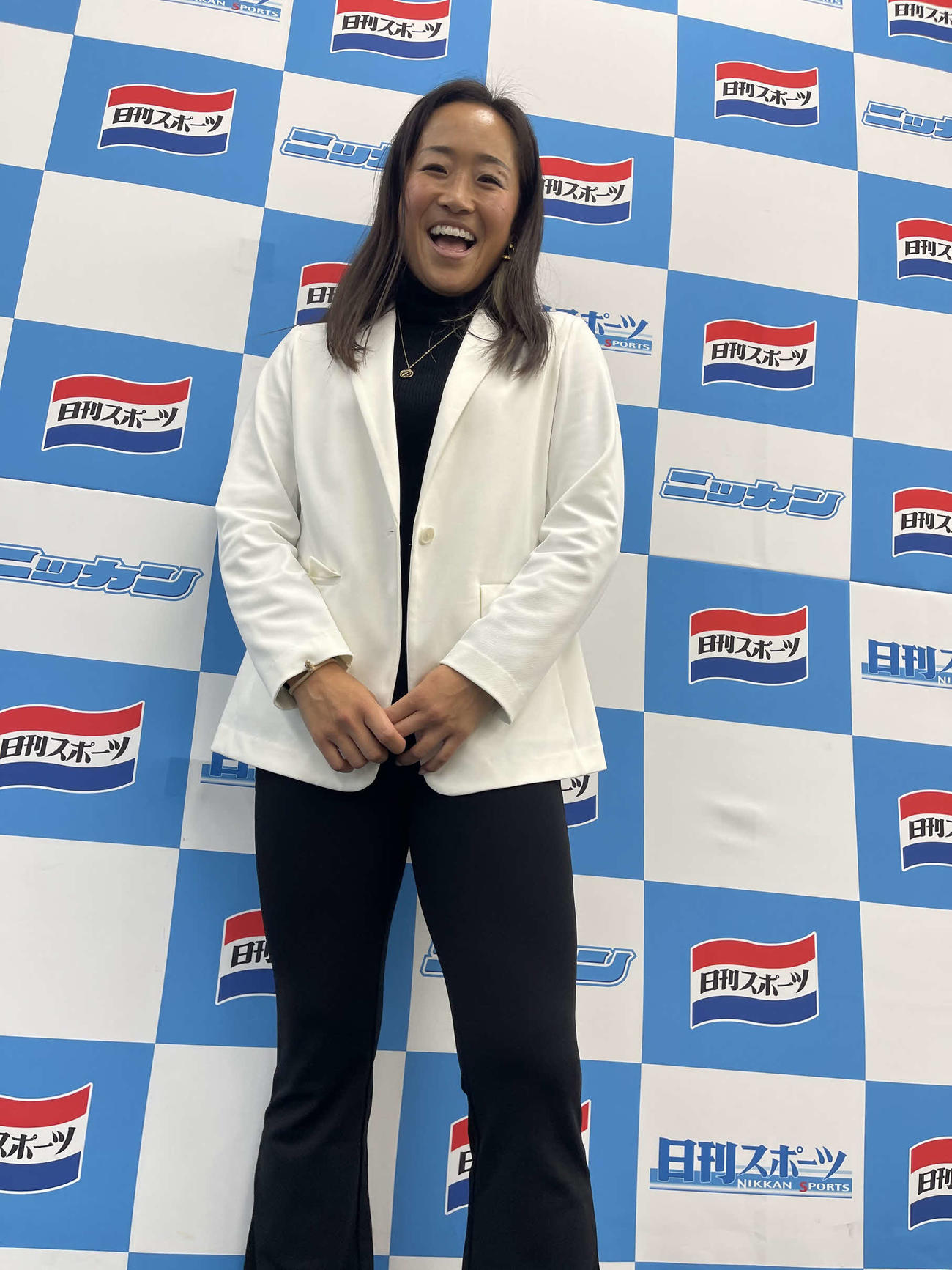 日刊スポーツ新聞社を訪れたさくらジャパンの及川栞