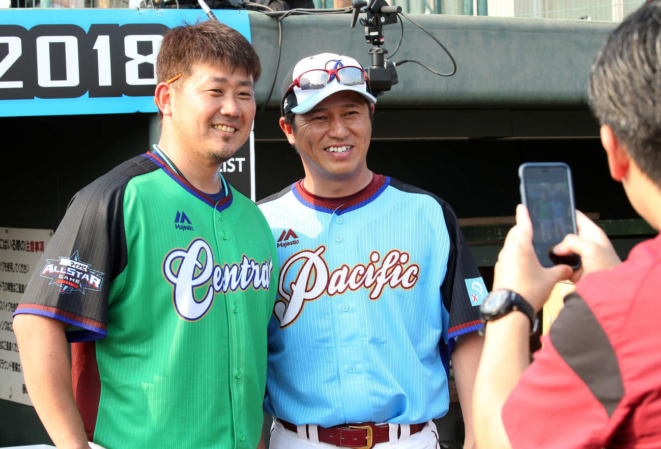 楽天監督代行時代の18年オールスターゲームで中日松坂（左）と記念撮影