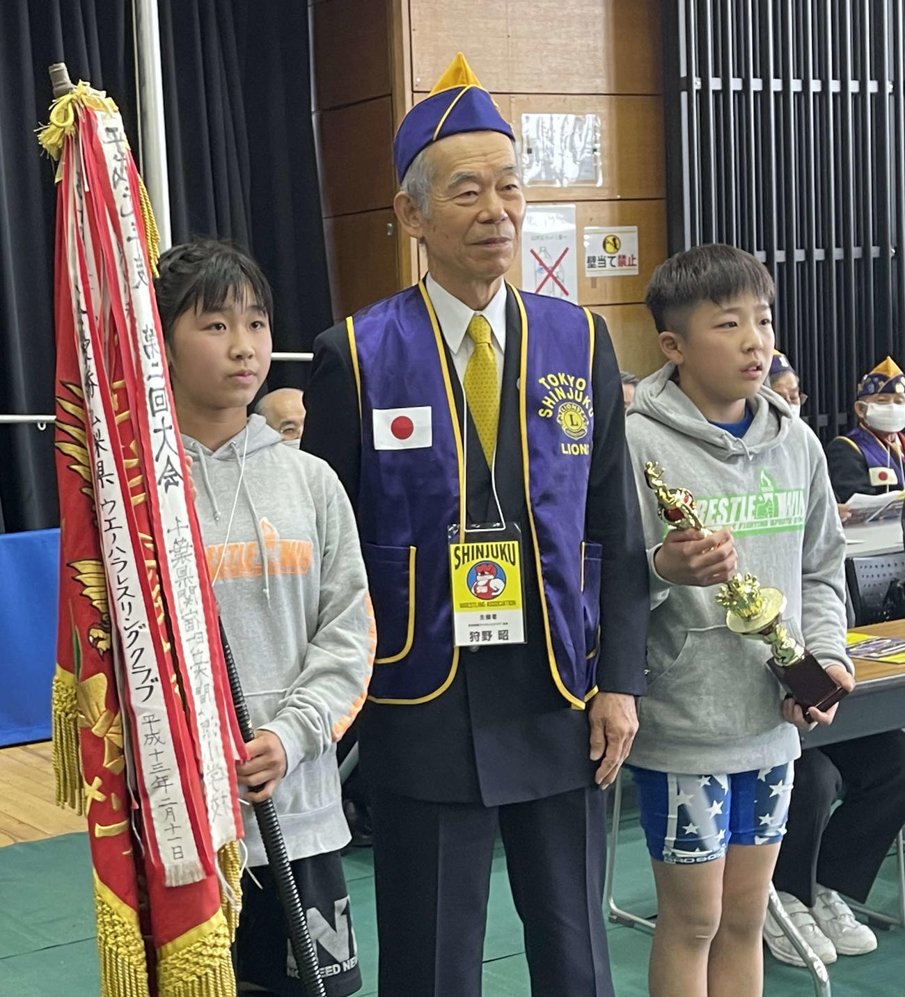 左から尻無濱せな、狩野昭会長、永田聖魁