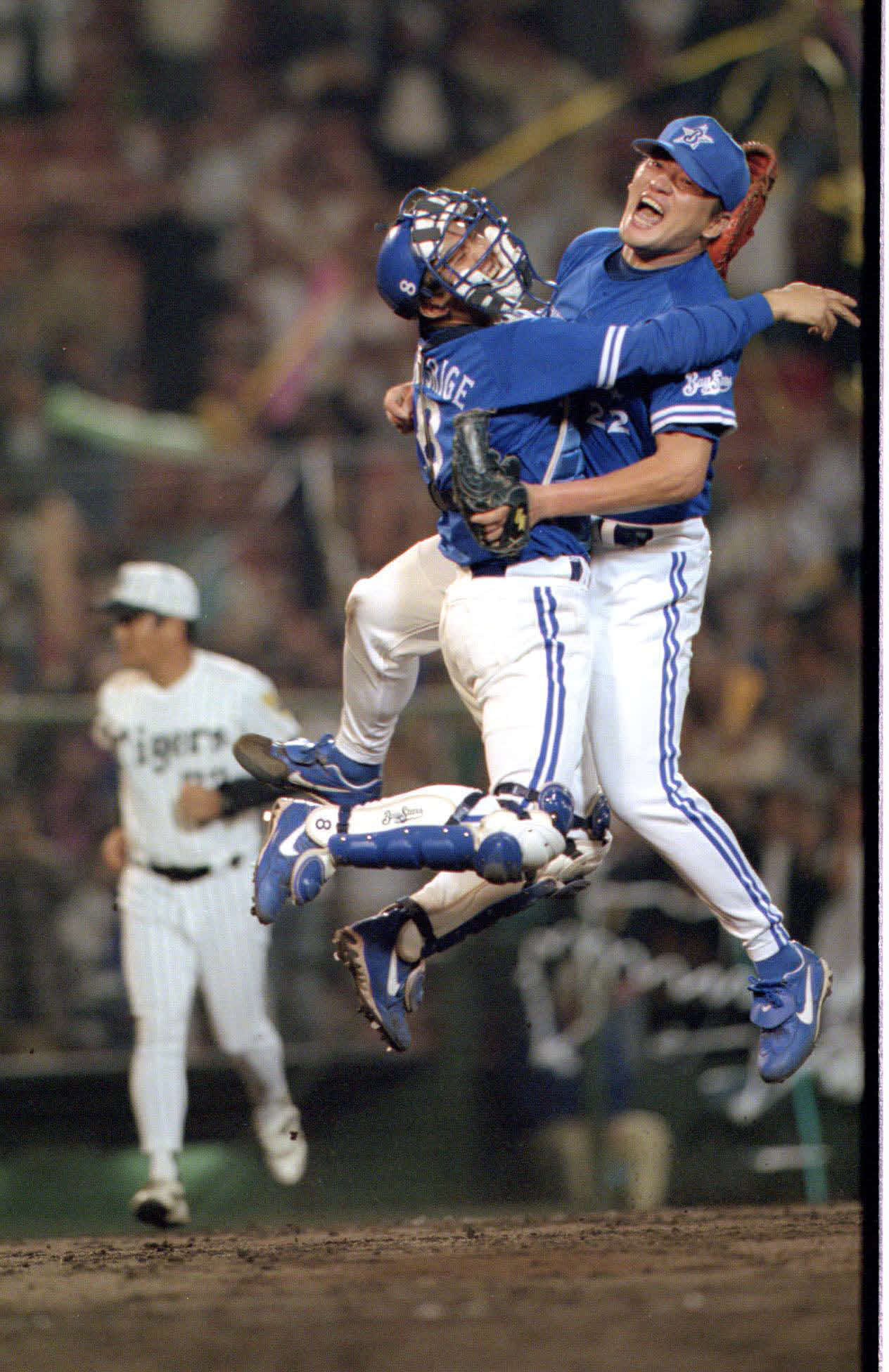 98年10月、セリーグ優勝の瞬間の佐々木投手（右）と谷繁氏
